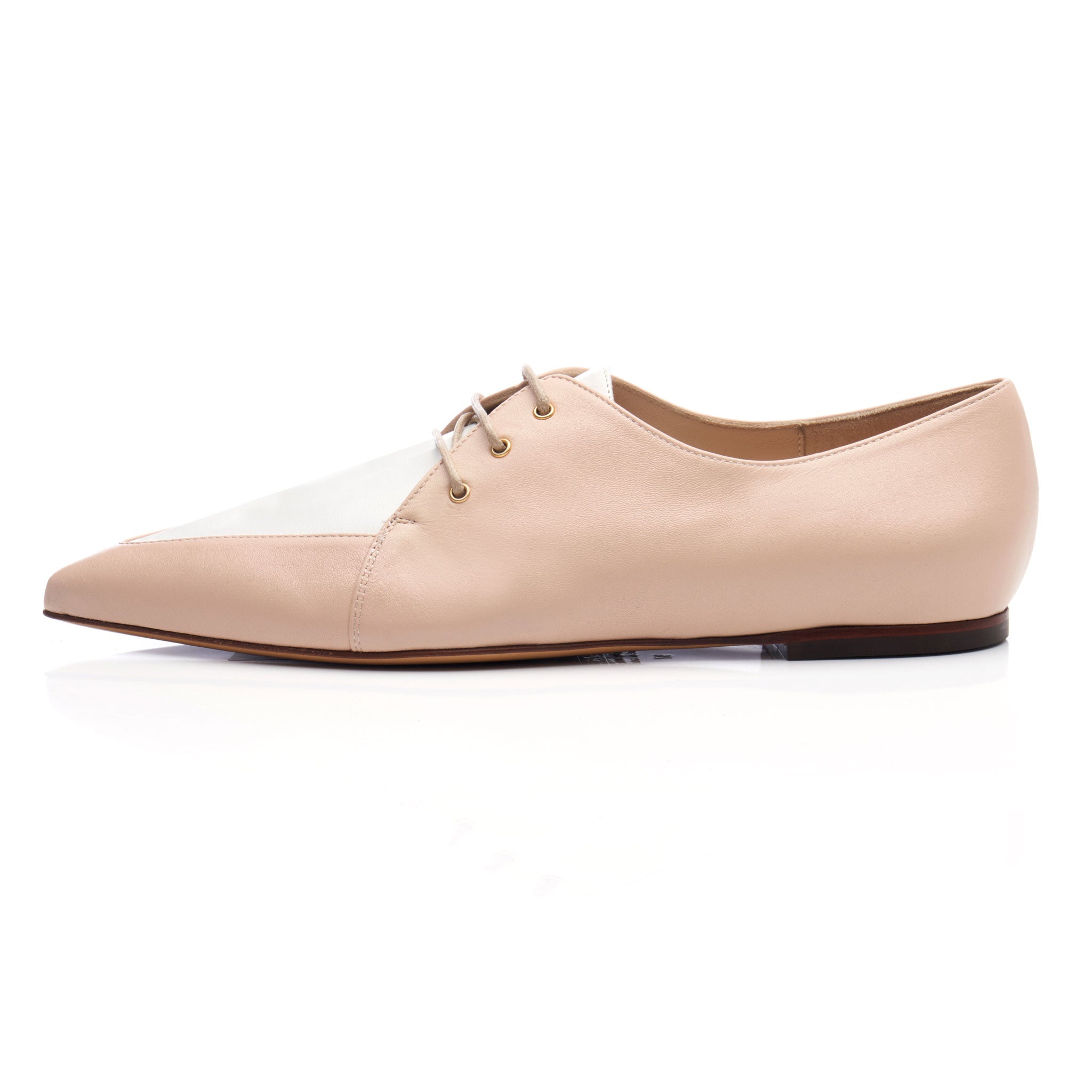 side view of nude Oxford derby shoe for women. leather with pointed toe, white upper vamp and round tan laces 